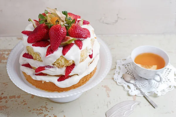 Hemlagad grädde lager kaka, färska, färgglada och läckra dessert med saftiga jordgubbar, söt vispad grädde och färskost — Stockfoto