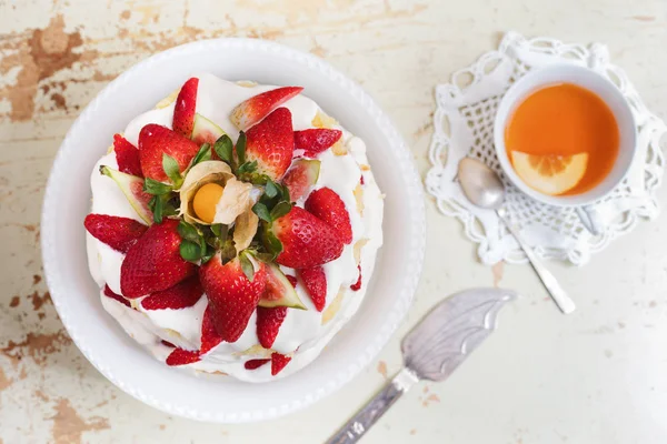 Hemlagad grädde lager kaka, färska, färgglada och läckra dessert med saftiga jordgubbar, söt vispad grädde och färskost — Stockfoto