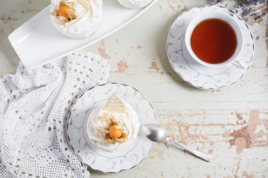 fondan lav kek çilek reçelli. Seçici odak.