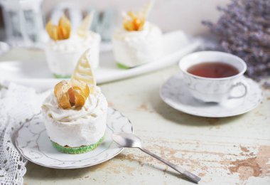 fondan lav kek çilek reçelli. Seçici odak.