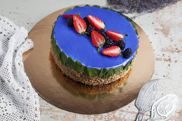 Moderna trendiga mousse tårta med blå marmor spegel glasyr. jordgubbar och björnbär inredning. Selektivt fokus. — Stockfoto