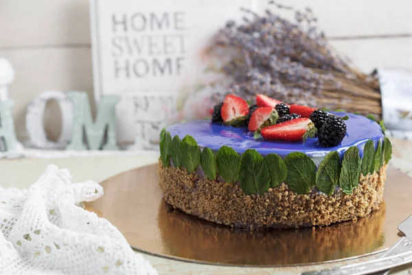 Moderna trendiga mousse tårta med blå marmor spegel glasyr. jordgubbar och björnbär inredning. Selektivt fokus. — Stockfoto