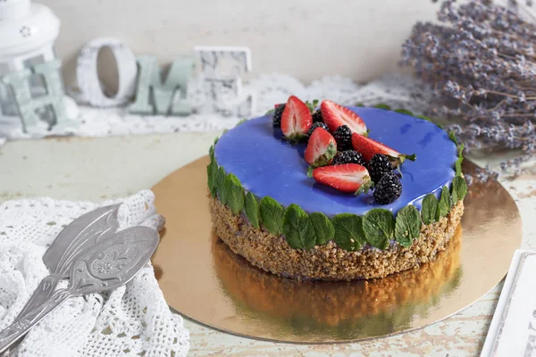 Bolo de mousse moderno com esmalte de espelho de mármore azul. decoração de morango e amoras. Foco seletivo . — Fotografia de Stock