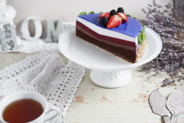 Moderna trendiga mousse tårta med blå marmor spegel glasyr. jordgubbar och björnbär inredning. Selektivt fokus. — Stockfoto