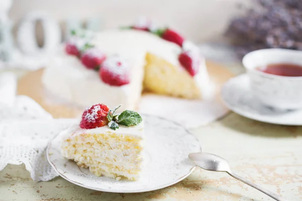 Vacker tårta med jordgubbar och grädde — Stockfoto