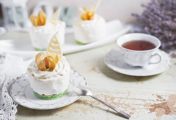 Fondant lava tårta med jordgubbar sylt. Selektivt fokus. — Stockfoto