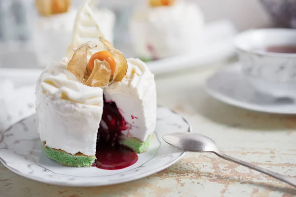 Fondant lava tårta med jordgubbar sylt. Selektivt fokus. — Stockfoto