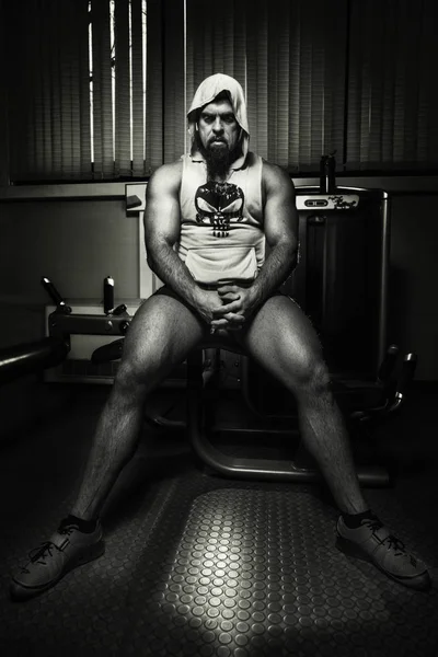 Υγιής νεαρός άνδρας που αναπαύεται στο γυμναστήριο του Συλλόγου μετά την άσκηση — Φωτογραφία Αρχείου