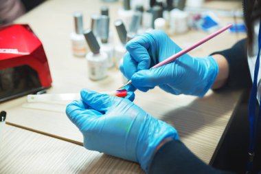 profesyonel manikürcü Renkli oje gösterilen bitiş sonucu kontrol etmek için. Güzellik ve moda kavramı.