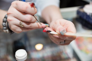 profesyonel manikürcü Renkli oje gösterilen bitiş sonucu kontrol etmek için. Güzellik ve moda kavramı.