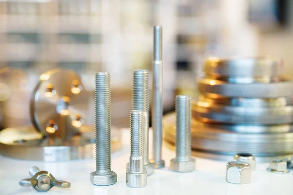 Metalen mal van flens spacers en bouten. Frezen en draaibank industrie. Metalen engineering. Horizontale binnenshuis dicht beeld. — Stockfoto