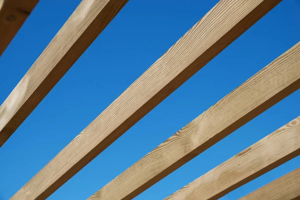 Vigas de madera contra el cielo azul —  Fotos de Stock