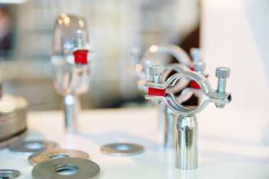 Metal tutucu, tespitleme vitrin bulanık arka plan üzerinde borular için.