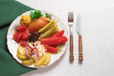 Turşu sebze - salatalık, domates, biber, lahana. Korunmuş gıda