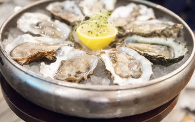 Bir kova dolusu buz istiridye ile dolu.