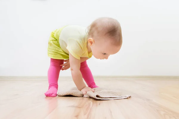 Милая маленькая девочка делает уборку в доме. Девушка вытирает пол . — стоковое фото