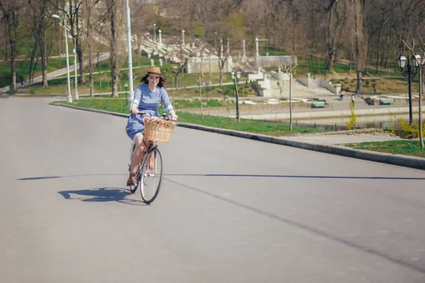 Młoda kobieta piękna, jazda na rowerze w parku. Osób aktywnych. — Zdjęcie stockowe