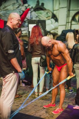 Kişinev, Moldova - 29 Nisan 2017: Katılımcılar Avrupa vücut geliştirme Şampiyonası IFBB Moldova arka planda - hazırlanıyorlar 90 kg kadar 29 Nisan 2017 yılında Kişinev, Moldova