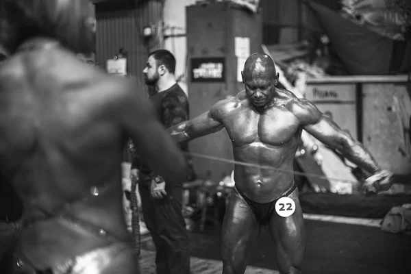 Chisinau, Moldavia - 29 de abril de 2017: Los participantes del campeonato europeo de culturismo IFBB Moldavia se están preparando entre bastidores - hasta 90 kg, 29 de abril de 2017 en Chisinau, Moldavia —  Fotos de Stock