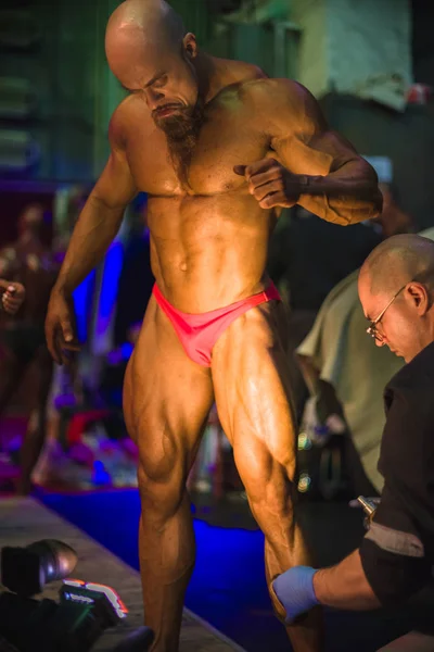 Chisinau, Moldavia - 29 de abril de 2017: Los participantes del campeonato europeo de culturismo IFBB Moldavia se están preparando entre bastidores - hasta 90 kg, 29 de abril de 2017 en Chisinau, Moldavia —  Fotos de Stock