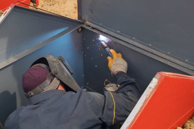 İşçi çeliği elle kaynak yapıyor.