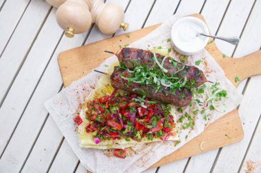 Kebap. Geleneksel oryantal et kebabı kıyılmış sığır eti ya da kuzu ile sebze ve otlar ek yükü mermer kesme yaban domuzu.