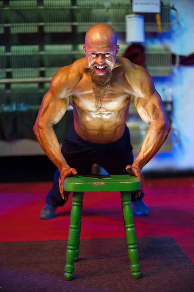 Concurso de musculação nos bastidores: o concorrente está se preparando para a performance . — Fotografia de Stock