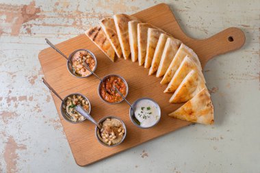 Meze dizi: Humus, muhammara, tirokafteri, Yunan cacik
