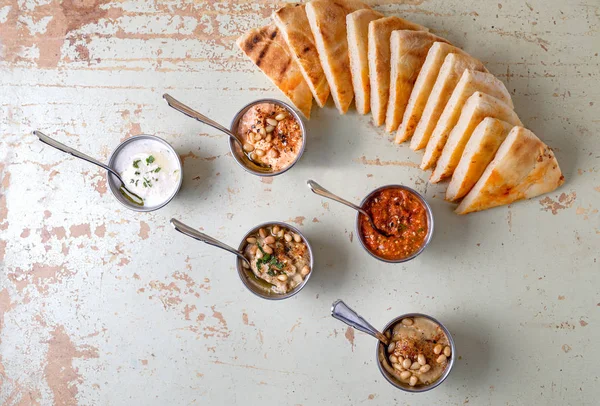 Conjunto de aperitivos: hummus, muhammara, tirokafteri, cacique griego — Foto de Stock