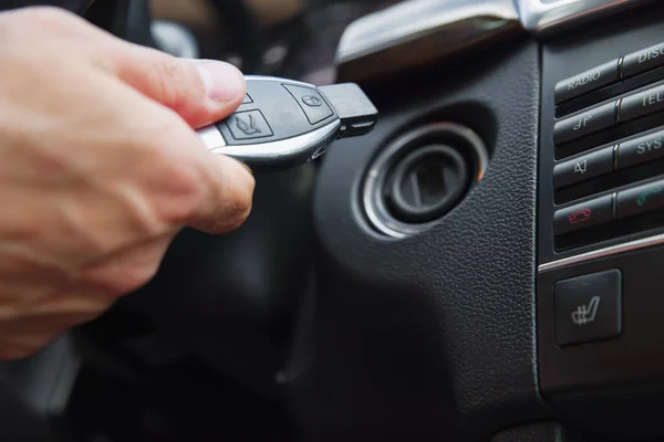 Person steckt Schlüssel ein, um Auto zu starten — Stockfoto