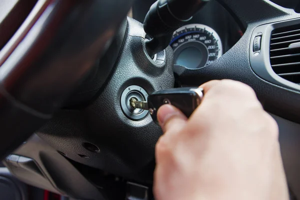 La mano della persona che inserisce la chiave per avviare l'automobile — Foto Stock