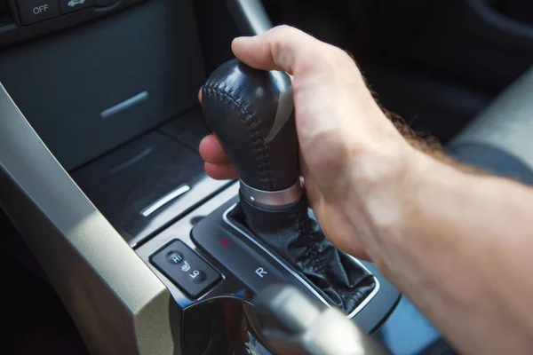 Bir otomatik vites üzerinde bir erkek eli. Otomatik kaydırma iletim.