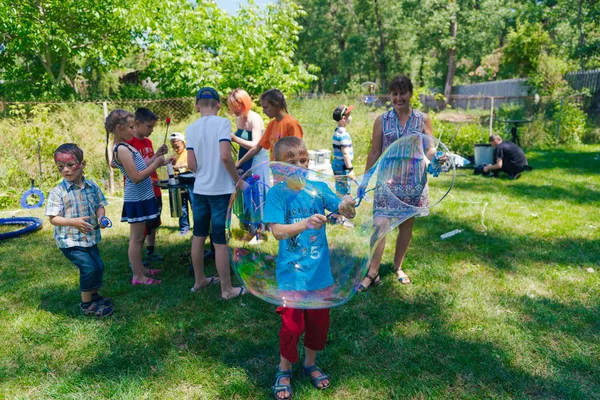 6 juin 2017 Moldavie, Chisinau, une action pour les enfants de l'orphelinat le jour de la protection de l'enfance : un bénévole, un animateur divertissent les enfants . — Photo