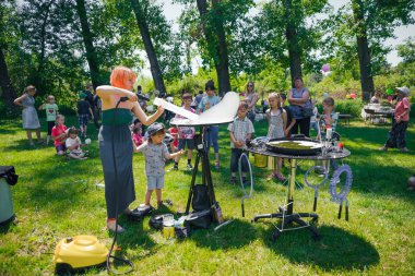 6 Haziran 2017 Moldova, Kişinev, çocuk koruma günü Çocuk yetimhane için bir eylem: A gönüllü, animatör eğlendirmek çocuk.