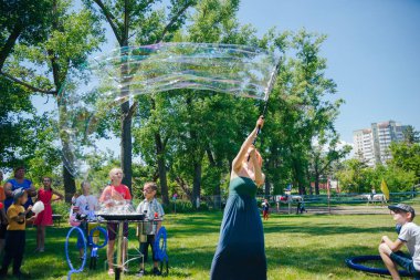 6 Haziran 2017 Moldova, Kişinev, çocuk koruma günü Çocuk yetimhane için bir eylem: A gönüllü, animatör eğlendirmek çocuk.