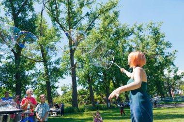 6 Haziran 2017 Moldova, Kişinev, çocuk koruma günü Çocuk yetimhane için bir eylem: A gönüllü, animatör eğlendirmek çocuk.