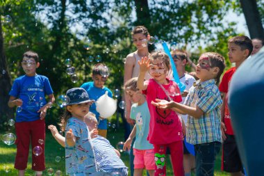 6 Haziran 2017 Moldova, Kişinev, çocuk koruma günü Çocuk yetimhane için bir eylem: A gönüllü, animatör eğlendirmek çocuk.