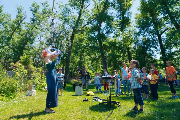 6 juin 2017 Moldavie, Chisinau, une action pour les enfants de l'orphelinat le jour de la protection de l'enfance : un bénévole, un animateur divertissent les enfants . — Photo