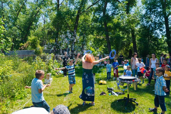 6 juin 2017 Moldavie, Chisinau, une action pour les enfants de l'orphelinat le jour de la protection de l'enfance : un bénévole, un animateur divertissent les enfants . — Photo