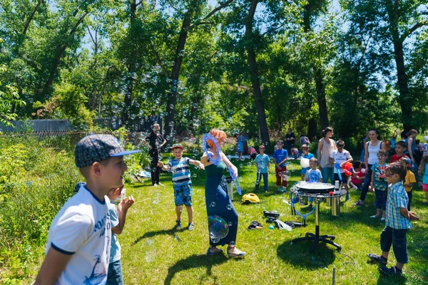 6 Haziran 2017 Moldova, Kişinev, çocuk koruma günü Çocuk yetimhane için bir eylem: A gönüllü, animatör eğlendirmek çocuk.