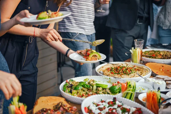 Arkadaşlar mutluluk kavramı yemek yemek zevk. Yemek büfesi. Yemek yemek servisi. Parti yeme. Kavramı paylaşımı
