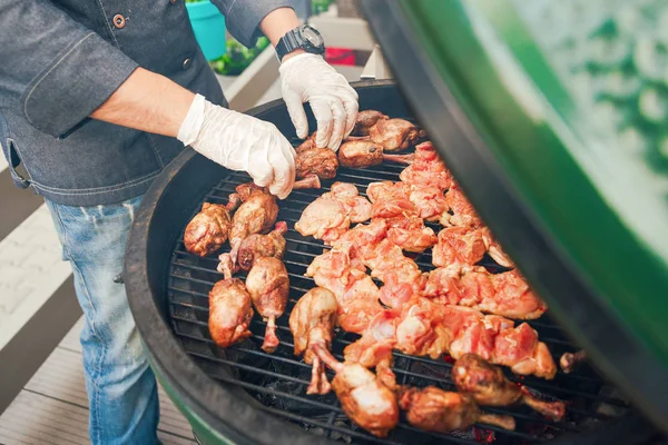 En person kockar kött för grillen för gäster, vänner. Äta äter koncept. Mat buffé. Catering mat. — Stockfoto