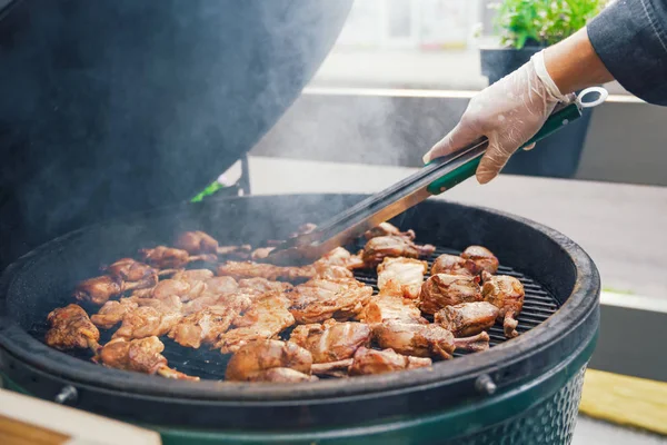 En person kockar kött för grillen för gäster, vänner. Äta äter koncept. Mat buffé. Catering mat. — Stockfoto