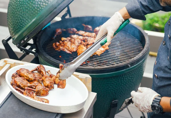 En man förbereder kycklingkött med Grillad sparris för gäster, vänner. Äta begreppet näring. Frukostbuffé. Mat. — Stockfoto