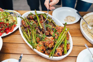 Kadınların elleri kendilerini tabakta yemek bir yemek kazık. Beslenme kavramı. Açık büfe. Gıda. Akşam yemeği. Paylaşımı kavramının.