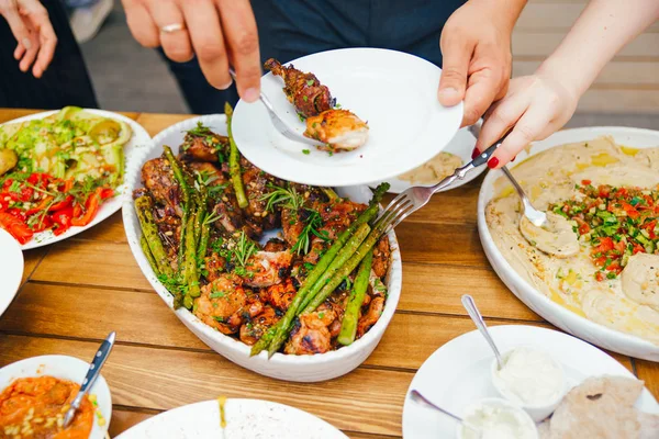 Arkadaşlar mutluluk kavramı yemek yemek zevk. Yemek büfesi. Yemek yemek servisi. Parti yeme. Kavramı paylaşımı