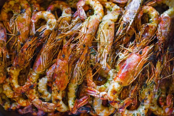 Koninklijke garnalen, zeevruchten op de barbecue op het fornuis, op de markt van straatvoedsel. Garnalen als achtergrond. — Stockfoto