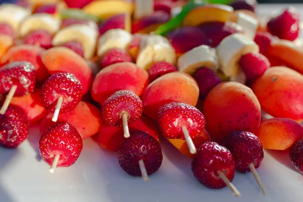 Set canapé met aardbeien geserveerd bij de receptie — Stockfoto