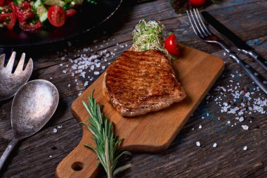 Renkli sebze, savory soslar ve tuz genel gider görünümünü bir rustik ahşap sayaçta ülke et lokantası ızgara biftek ile devam eder. Yakın çekim