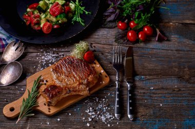 Izgara et ve sebze rustik ahşap tablo